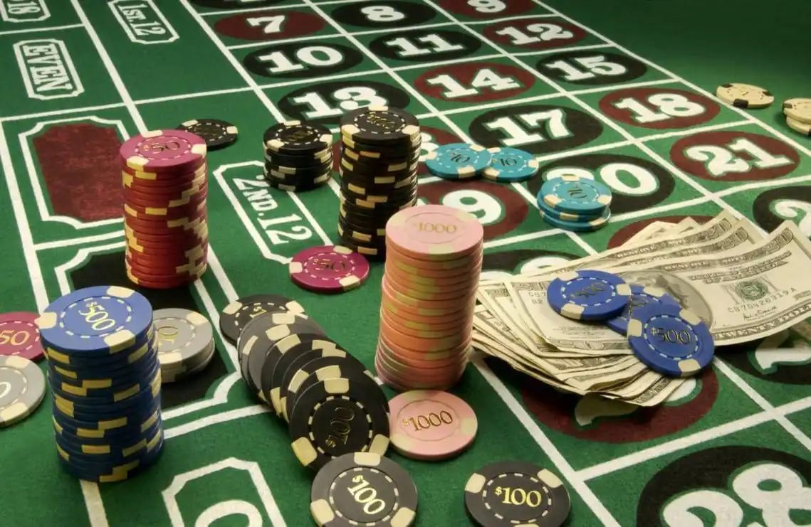 phataya Mobile APP ဖြင့် Card Games Baccarat Blackjack မြန်မာကစားသမားများ Smartphone မှ ကစားနေသောမြင်ကွင်း